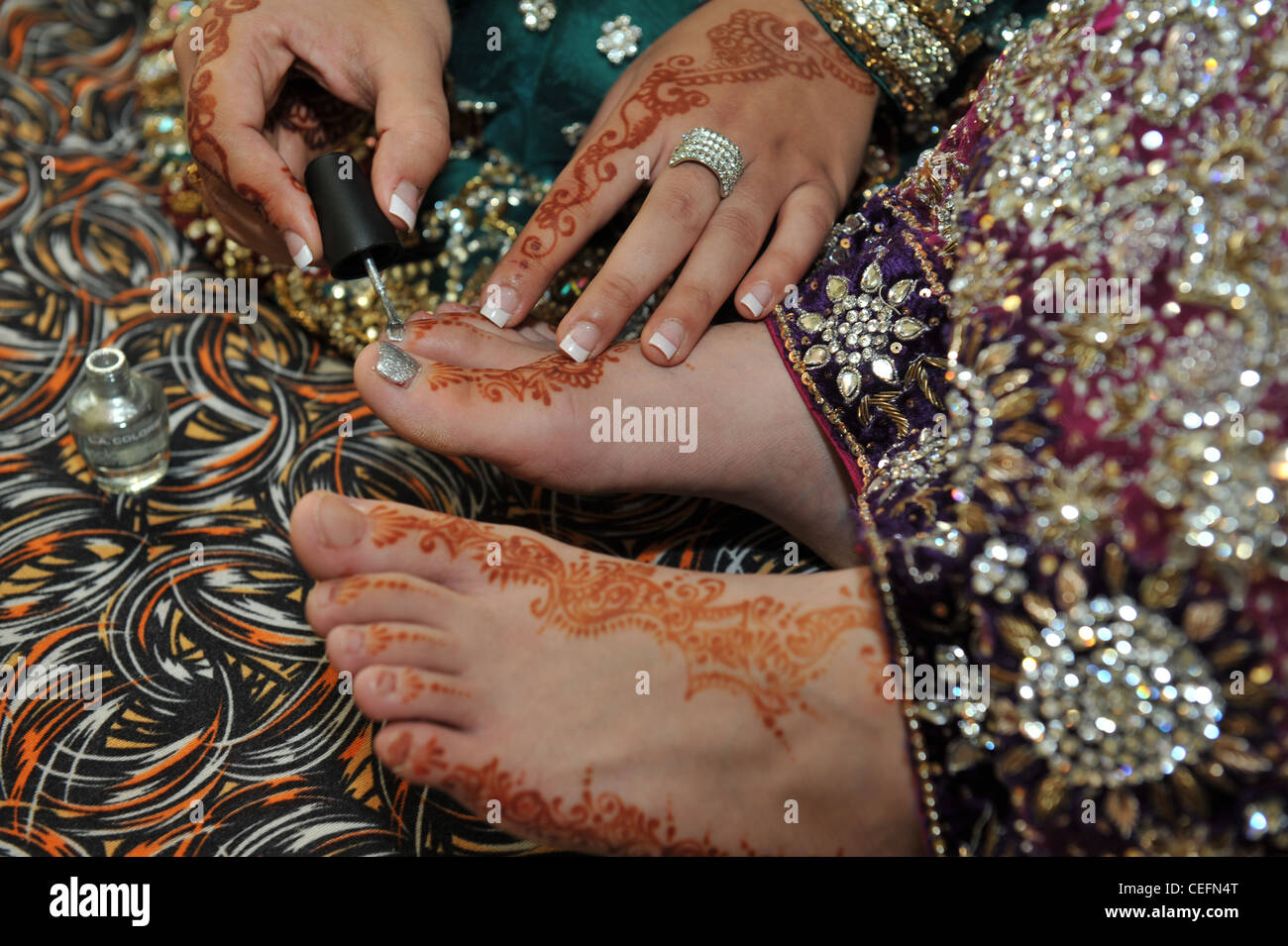 Eine pakistanische Braut bereitet für ihren Hochzeitstag Bradford UK Stockfoto