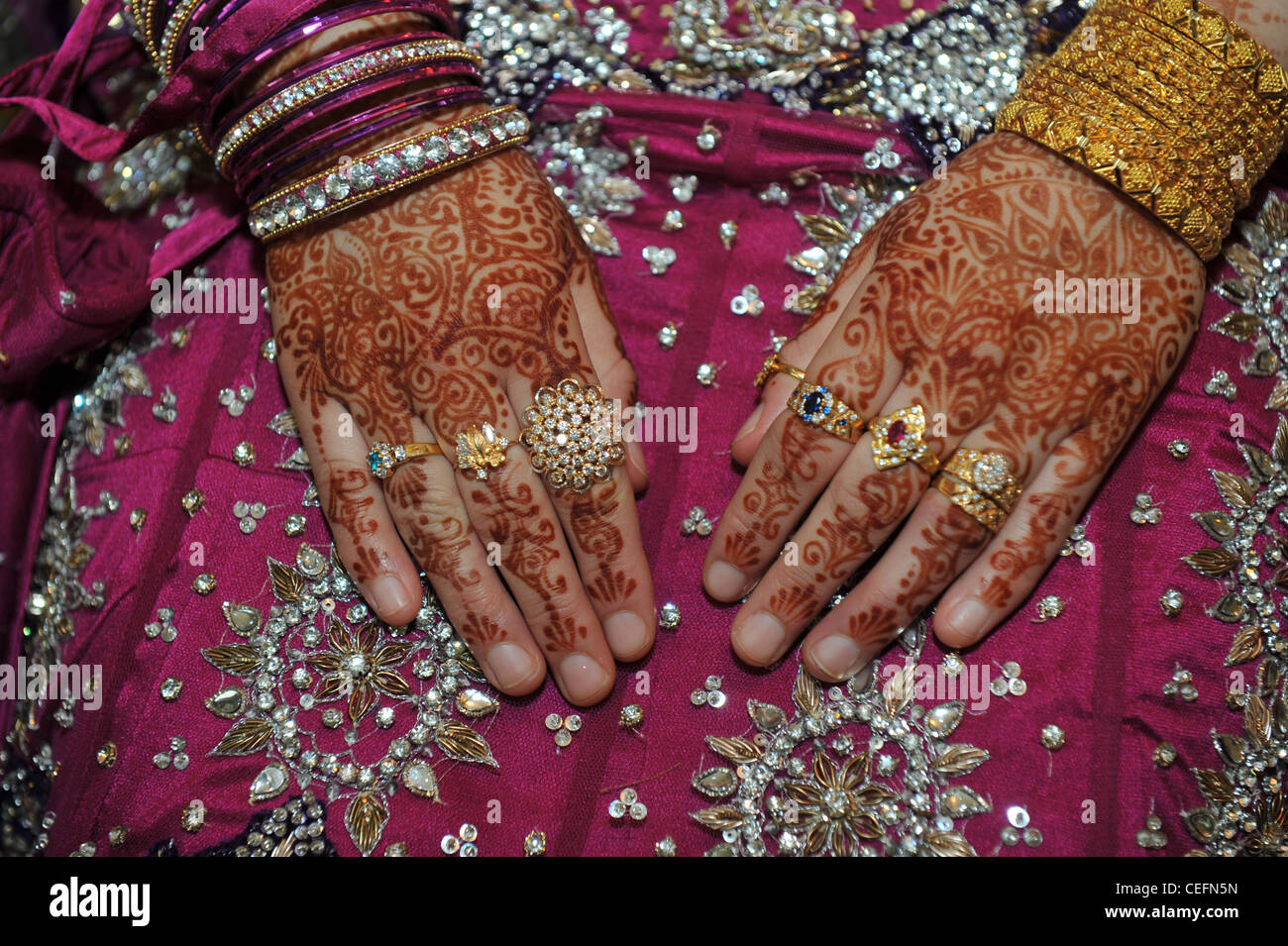 Eine pakistanische Braut bereitet für ihren Hochzeitstag Bradford UK Stockfoto