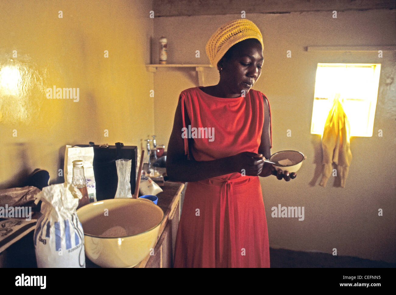 Sambia. Afrika - eine Demonstration in Basic Kochkünste zu einer Gruppe von bald werden junge Frauen verheiratet. Stockfoto