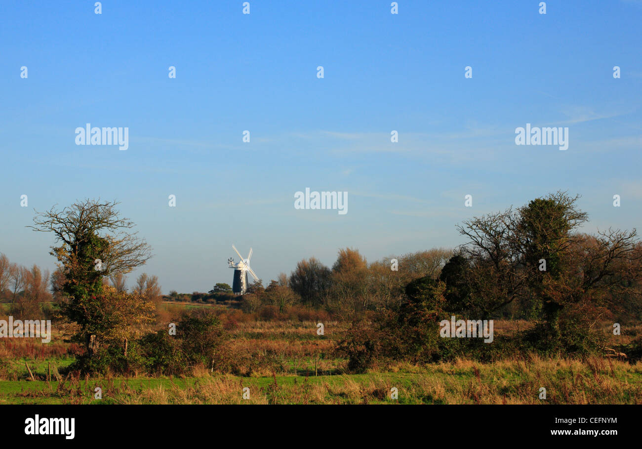 Turm Mühle Windmühle am Burnham Overy Staithe an der Küste von Norfolk auf die Landschaft von Norfolk. Stockfoto