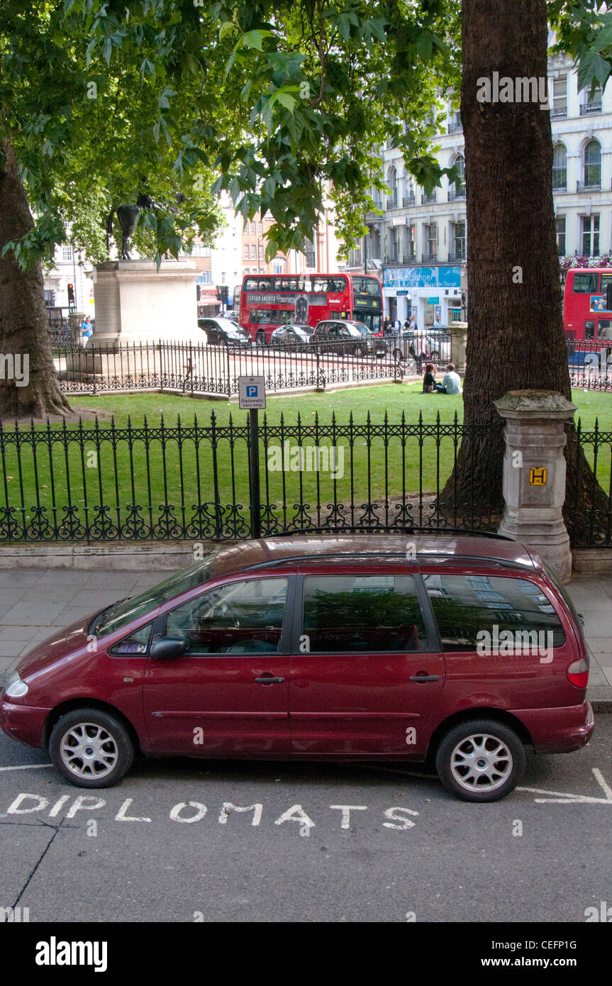 Rotes Auto parkte in der Diplomaten-Parkplatz am Grosvenor Garden, London. Stockfoto