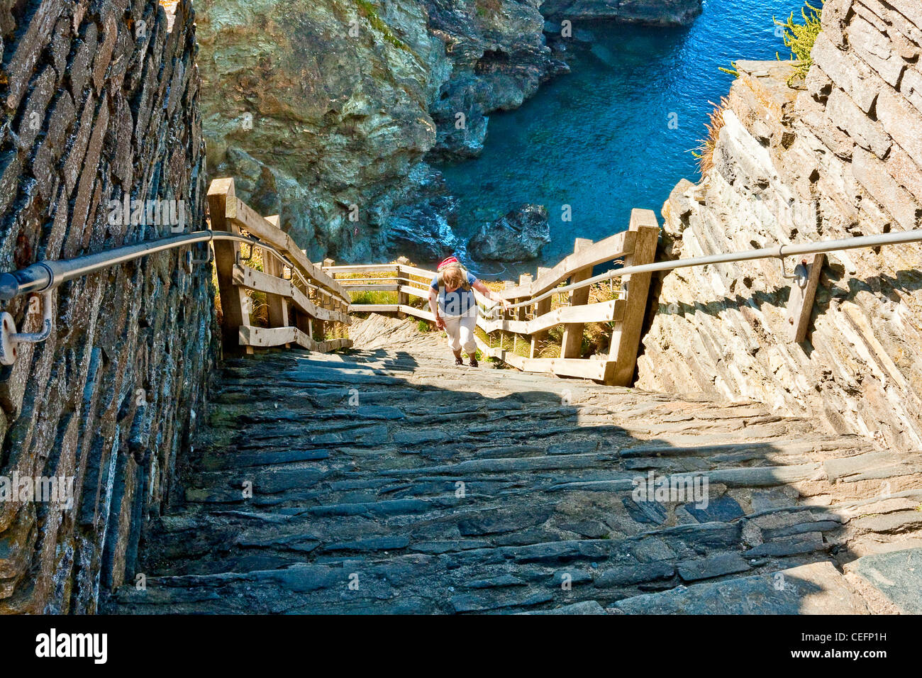 Sommer Spaziergang - Herzinfarkt Schritte! Burg Tintagel, Cornwall. Der Aufstieg von der Brücke zur Landseite. In Kürze durch eine neue Brücke ersetzt werden. Stockfoto