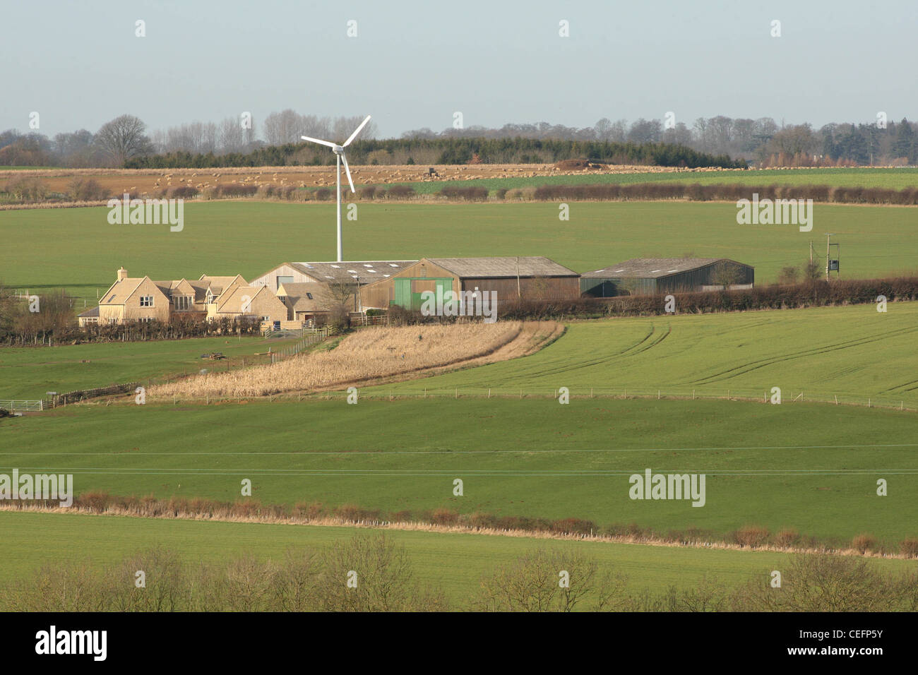 Gehöft mit eigenen Windkraftanlage Stockfoto