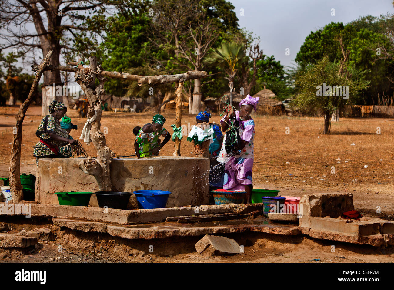 Frauen sammeln von Wasser aus dem Brunnen im Dorf Mbayefaye Stockfoto