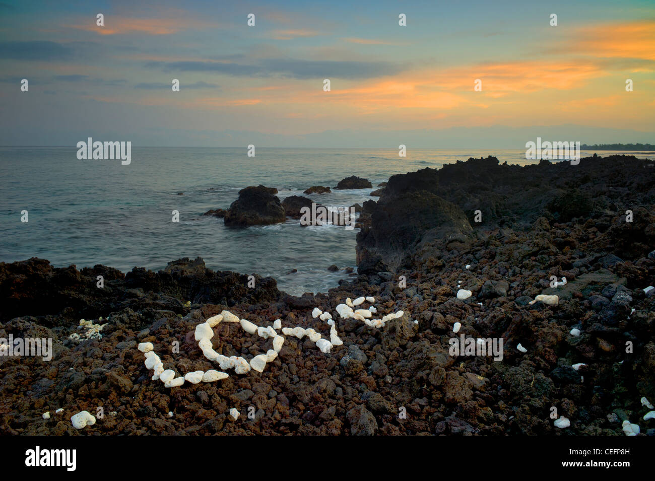 Zeichen der Liebe und das Meer mit Sonnenaufgang. Hawaii, Big Island. Stockfoto