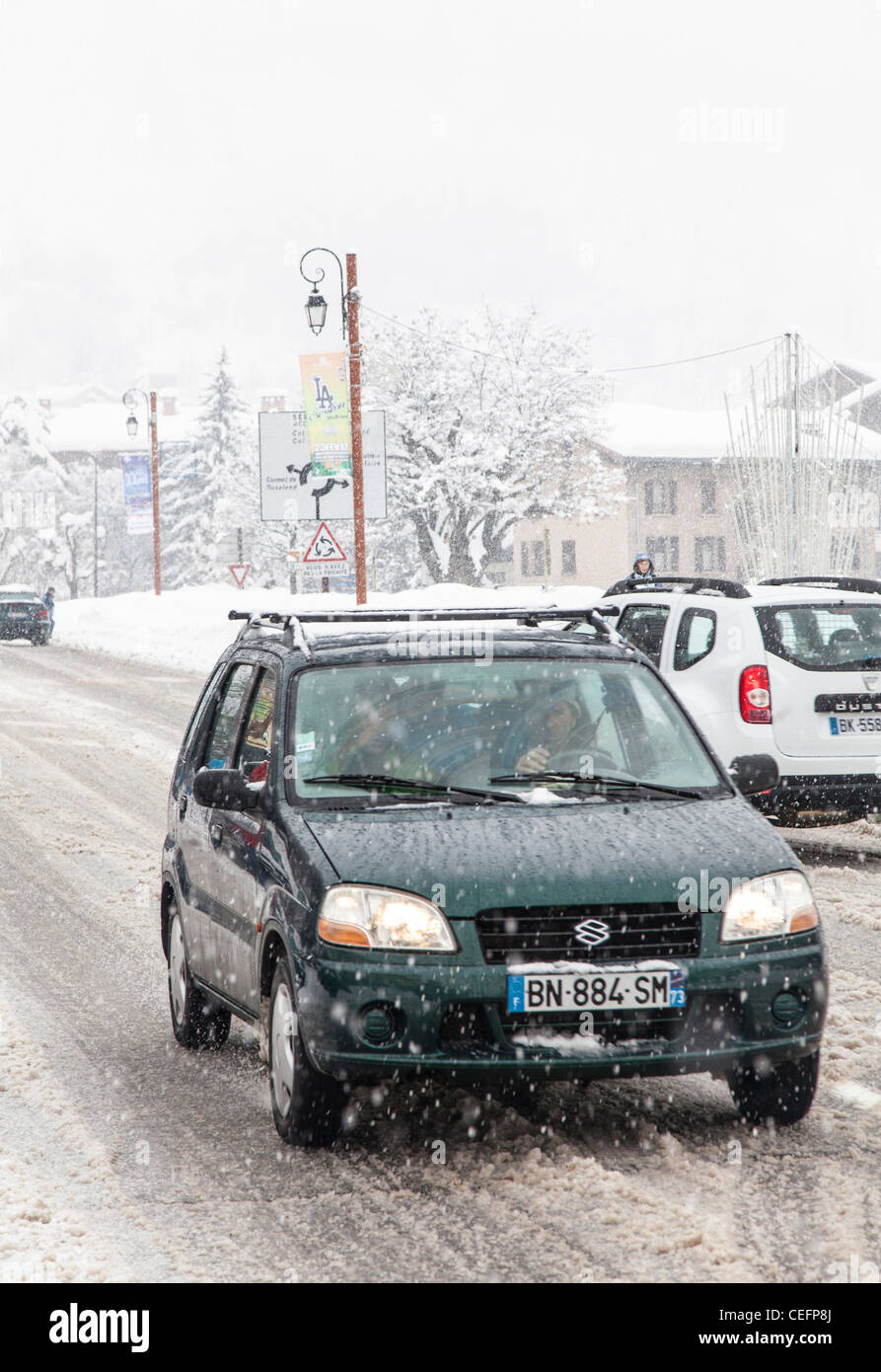Autos fahren auf einer Straße in schlechten Wetterbedingungen schneit, Bourg St Maurice, Frankreich Stockfoto