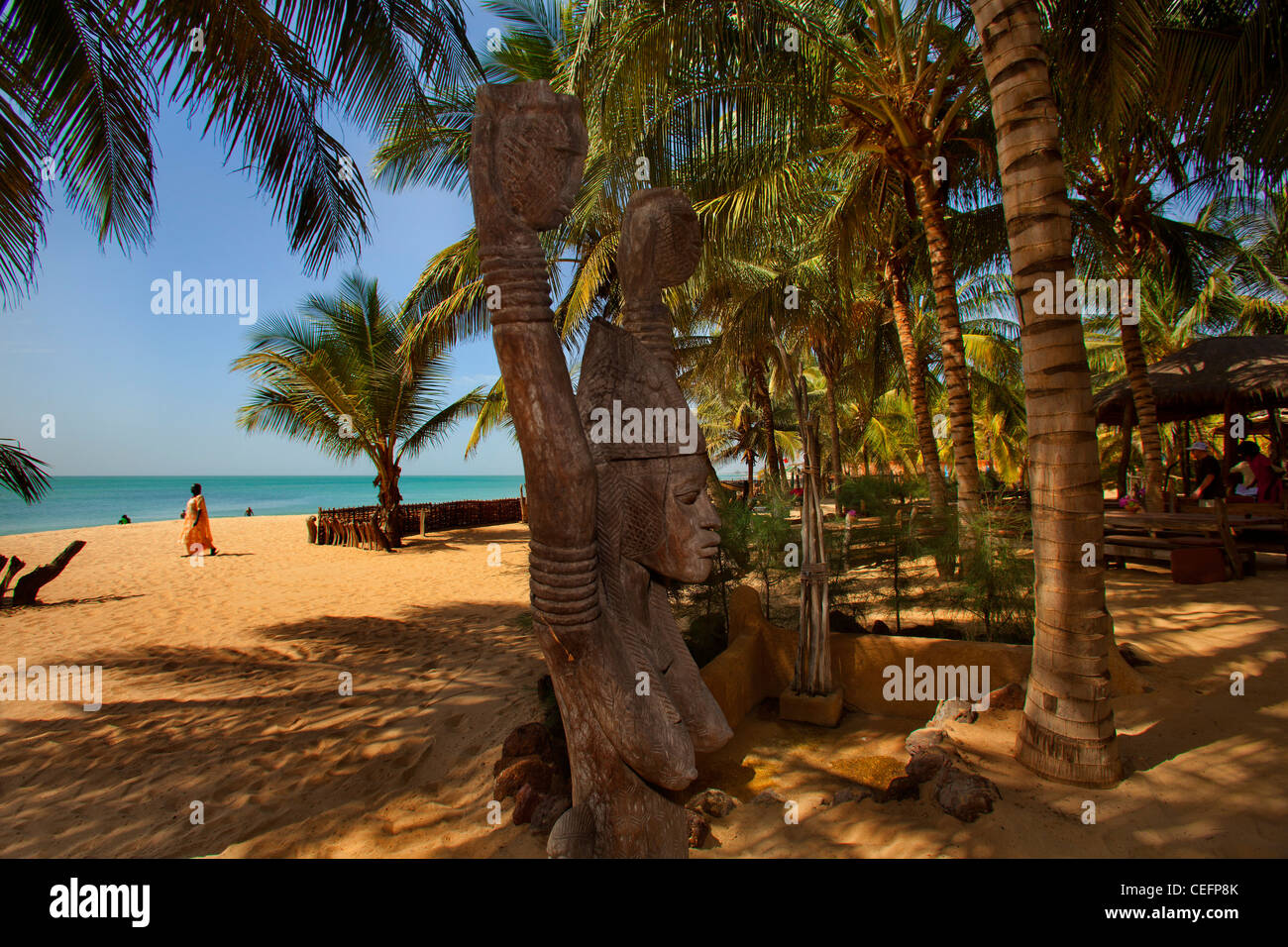 Der Cogotiers-Strand vor der Tama Lodge, ein Luxushotel in Mbour, Senegal. Stockfoto