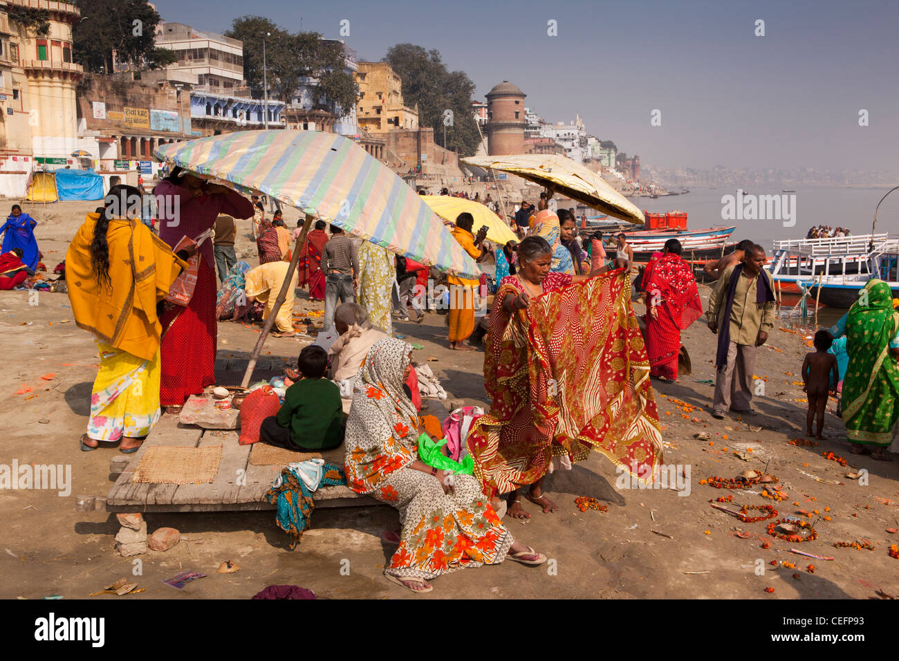 Indien, Uttar Pradesh, Varanasi, Gangamahal Ghat, hell gekleidet Pilger versammelten sich am Ufer des Flusses Ganges Stockfoto Indien, Uttar Pradesh, Varanasi, Gangamahal Ghat, hell gekleidet Pilger versammelten sich am Ufer des Flusses Ganges Stockfoto