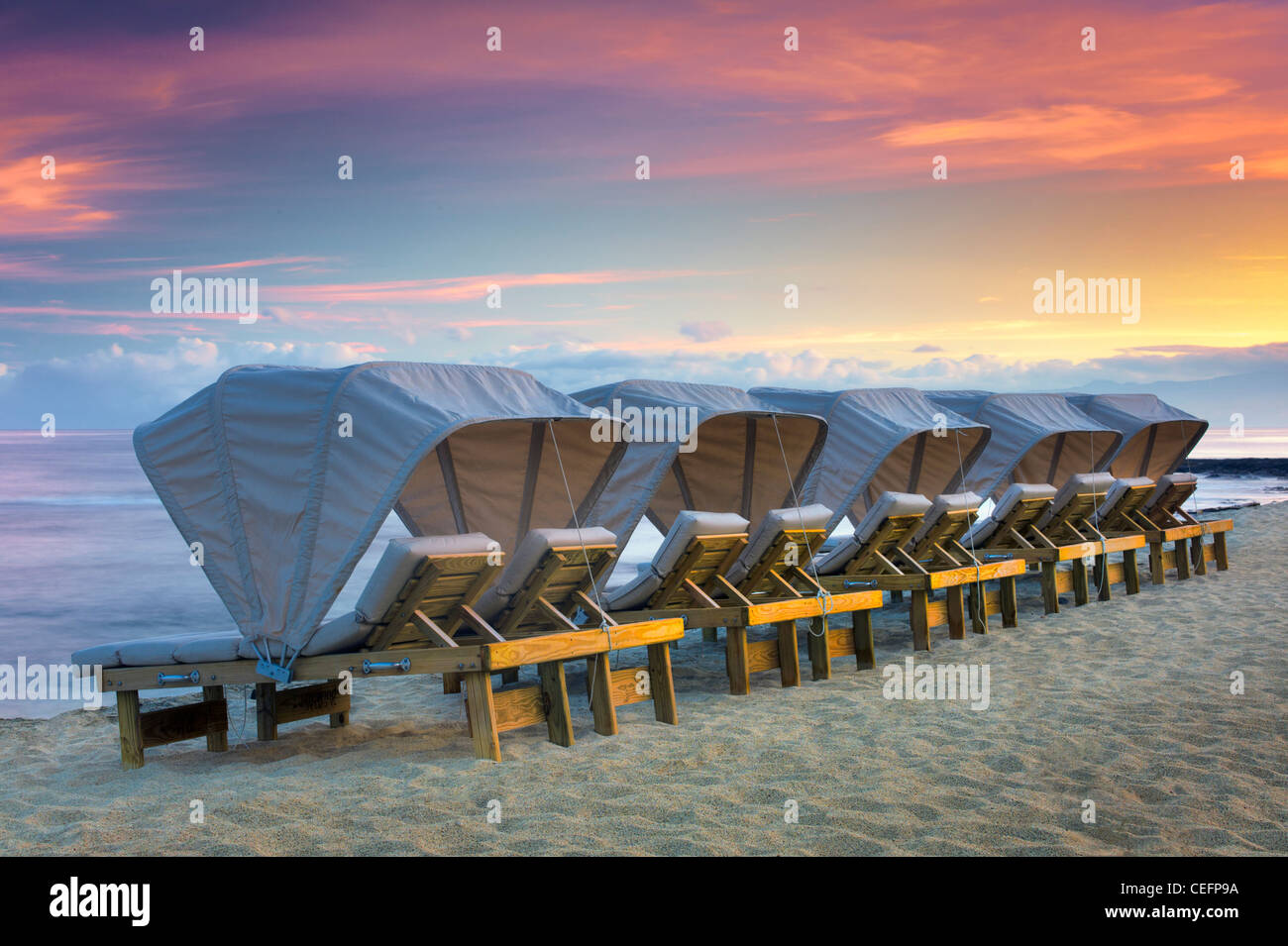 Strandkörbe im Four Seasons Resort. Hawaii, Big Island. Stockfoto