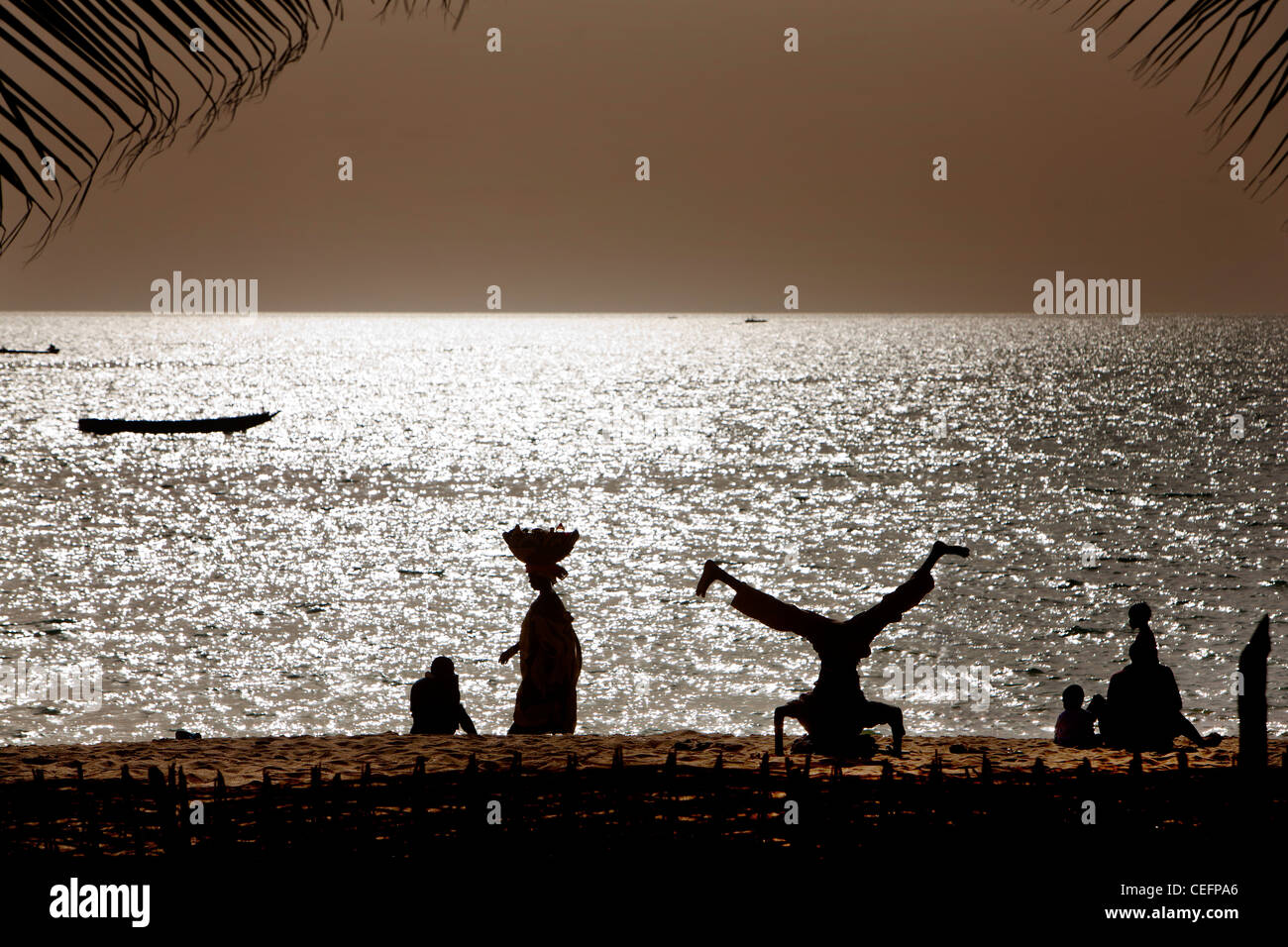 Der Cogotiers-Strand vor der Tama Lodge, ein Luxushotel in Mbour, Senegal. Stockfoto