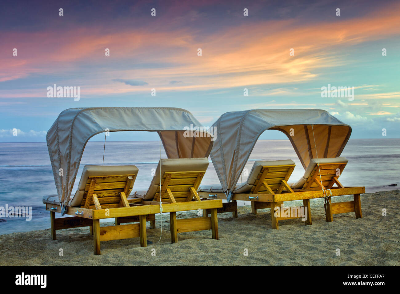 Strandkörbe im Four Seasons Resort. Hawaii, Big Island. Stockfoto