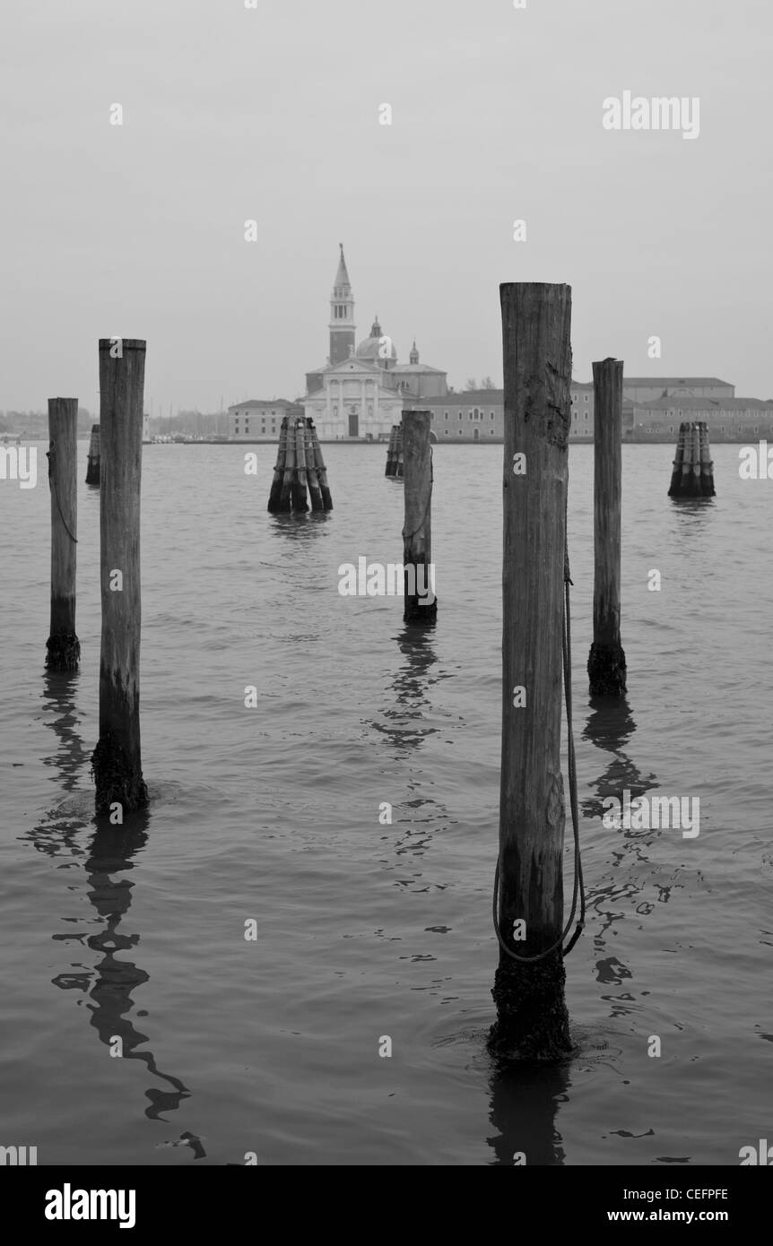 Liegeplatz-Beiträge mit der Kirche San Giorgio Maggiore hinter. Venedig, Italien. Stockfoto Liegeplatz-Beiträge mit der Kirche San Giorgio Maggiore hinter. Venedig, Italien. Stockfoto