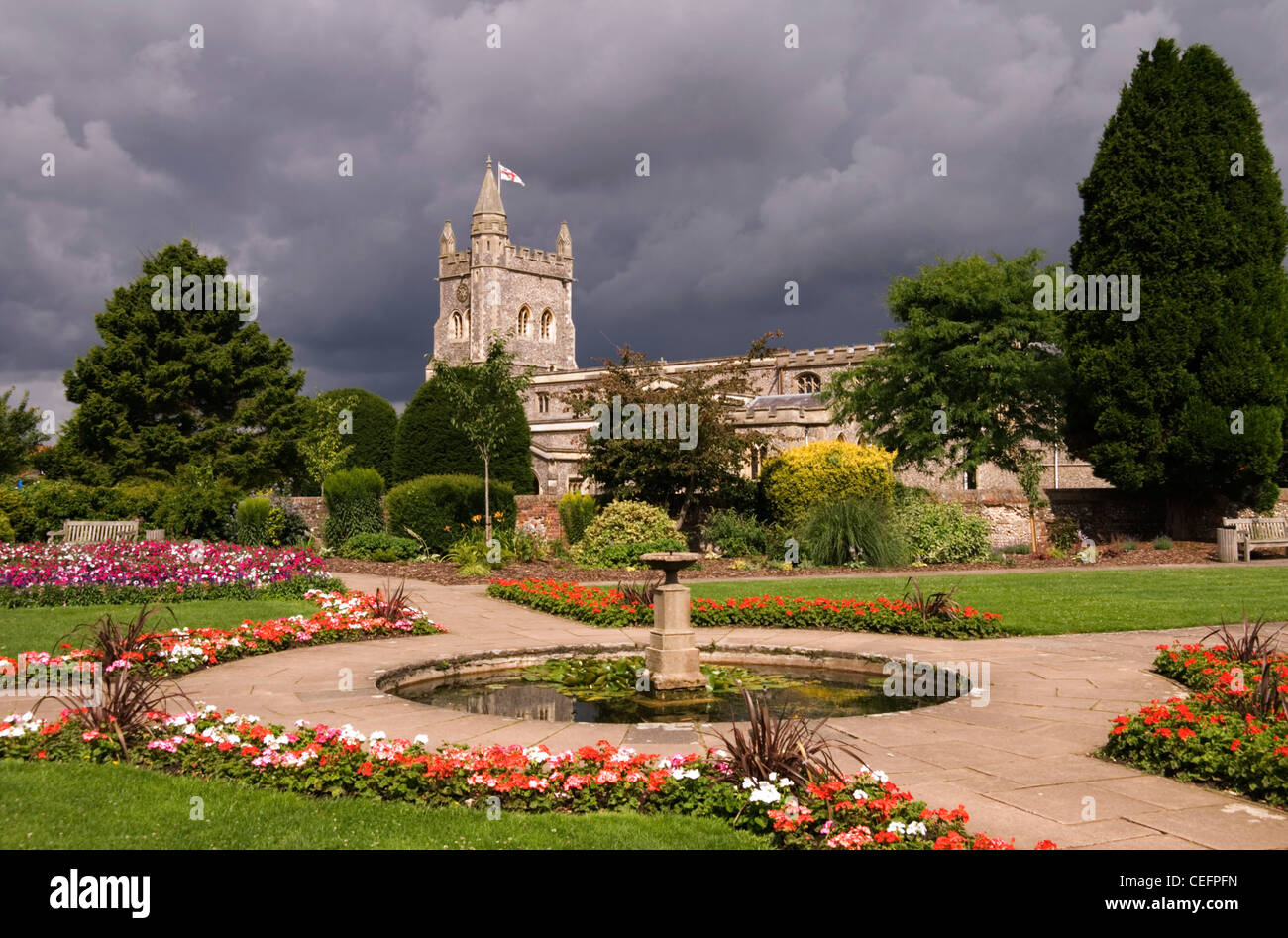 Chiltern Hills - Old Amersham - Memorial Gardens und Str. Marys Kirche - unter Androhung von einem Sommergewitter Stockfoto