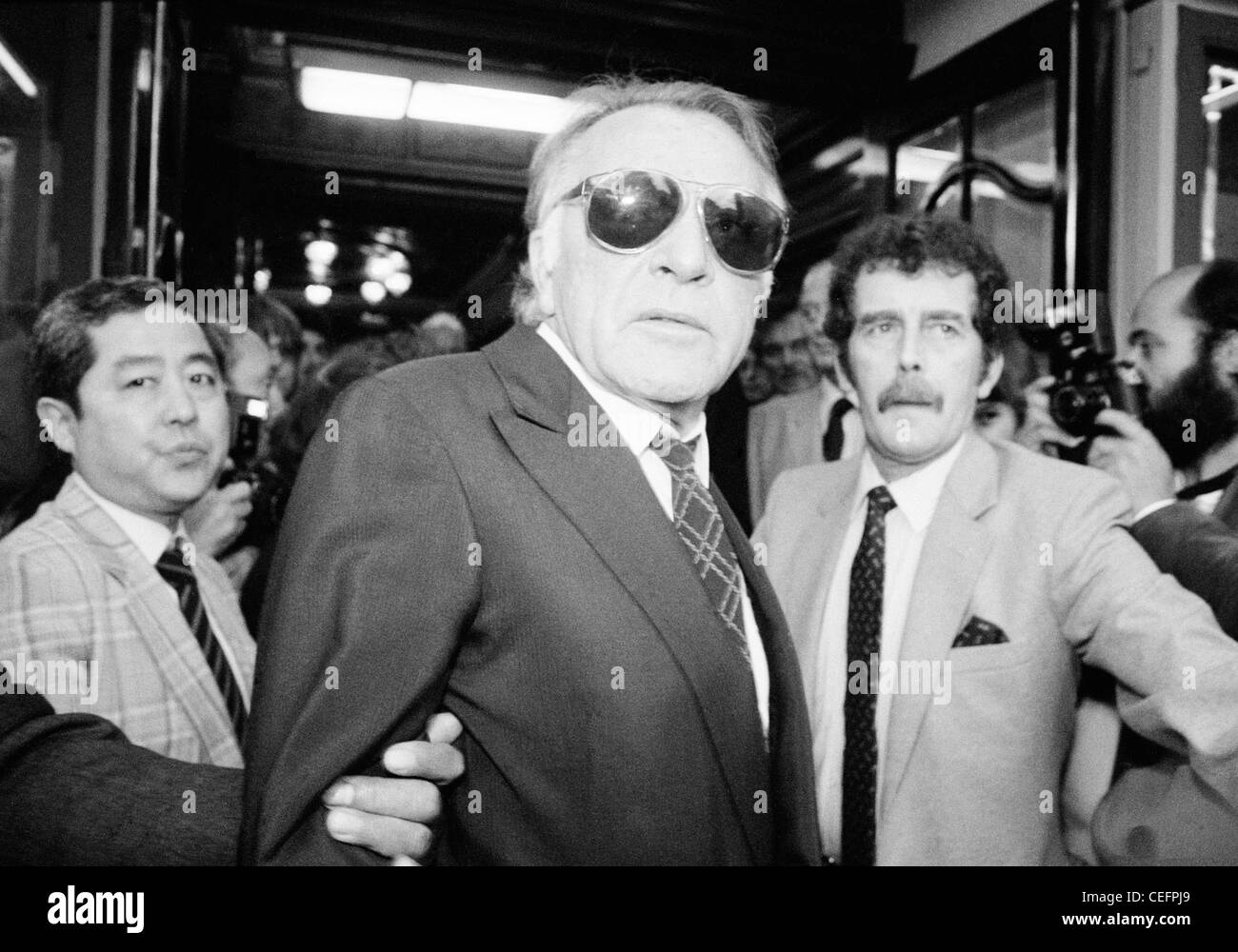 Richard Burton behandelnden Premiere von The Little Foxes Darsteller Elizabeth Taylor, London Stockfoto