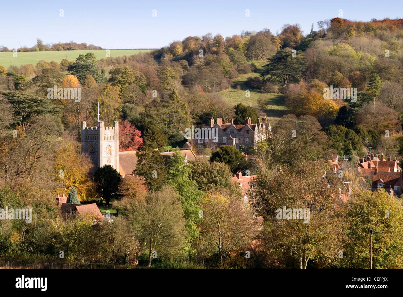 Chiltern Hills - Hambleden Dorf - gesehen in Zusammenhang mit seiner Umgebung - bewaldeten Hügeln - Herbstfarben Stockfoto