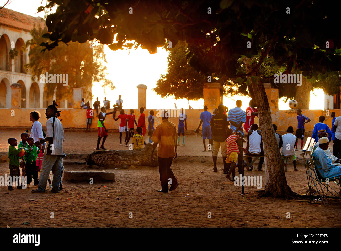 Fußball auf den wichtigsten Platz von Goree Insel, Senegal. Stockfoto