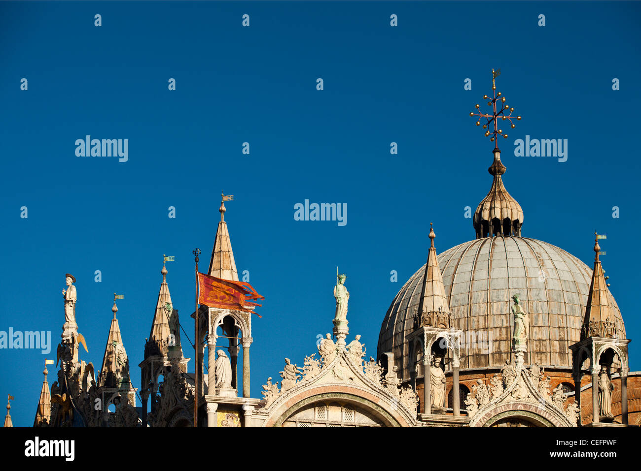 Die Kuppeln und das Dach über der Basilica di San Marco. Venedig, Italien. Stockfoto