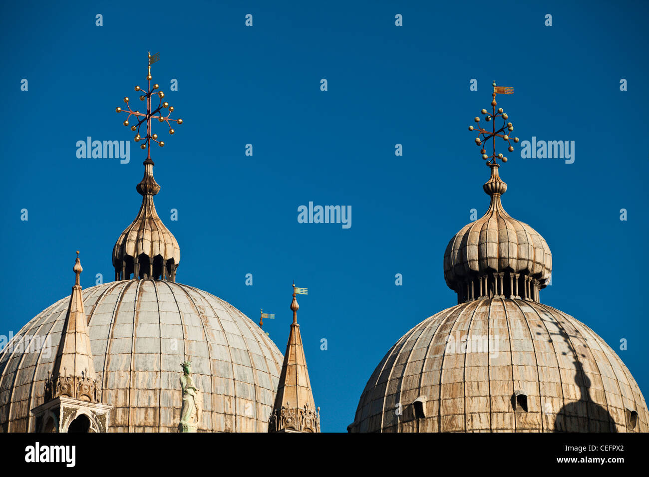 Die Kuppeln und das Dach über der Basilica di San Marco. Venedig, Italien. Stockfoto