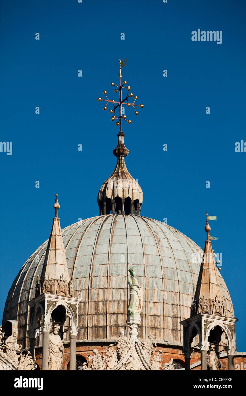 Die Kuppeln und das Dach über der Basilica di San Marco. Venedig, Italien. Stockfoto