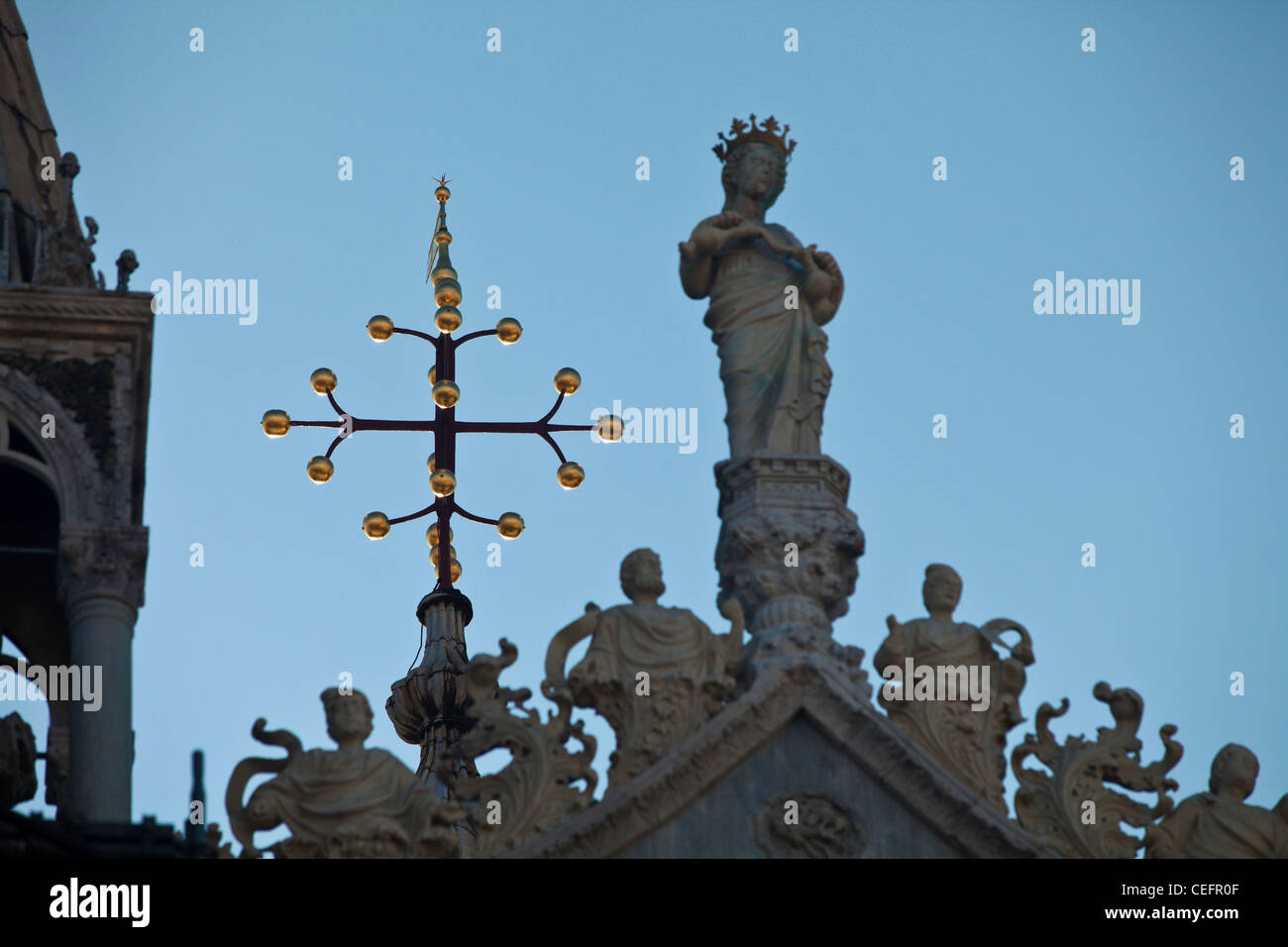 Die Dekorationen auf der Oberseite der Basilica di San Marco. Venedig, Italien. Stockfoto