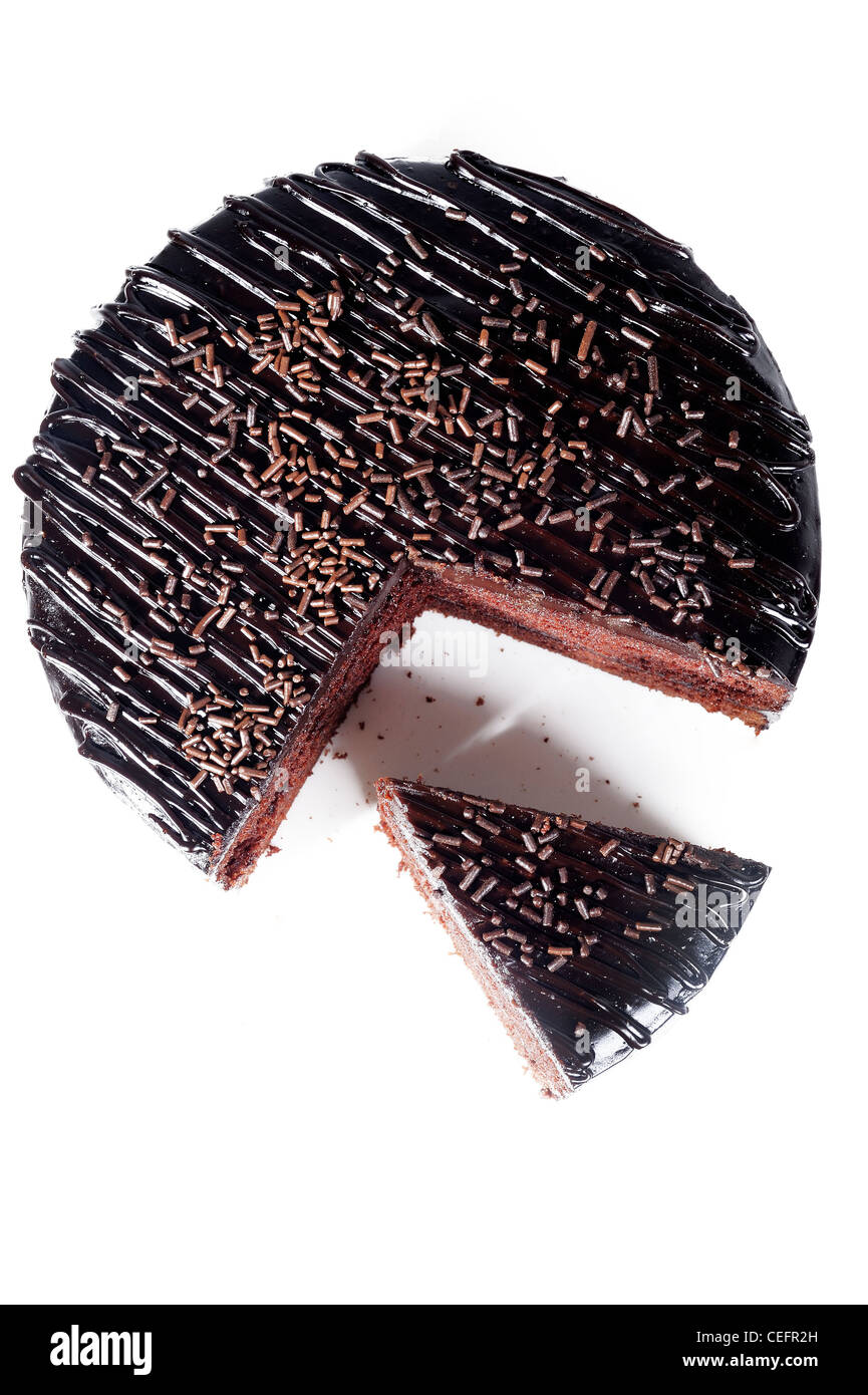 Schokoladenkuchen auf weiß Stockfoto