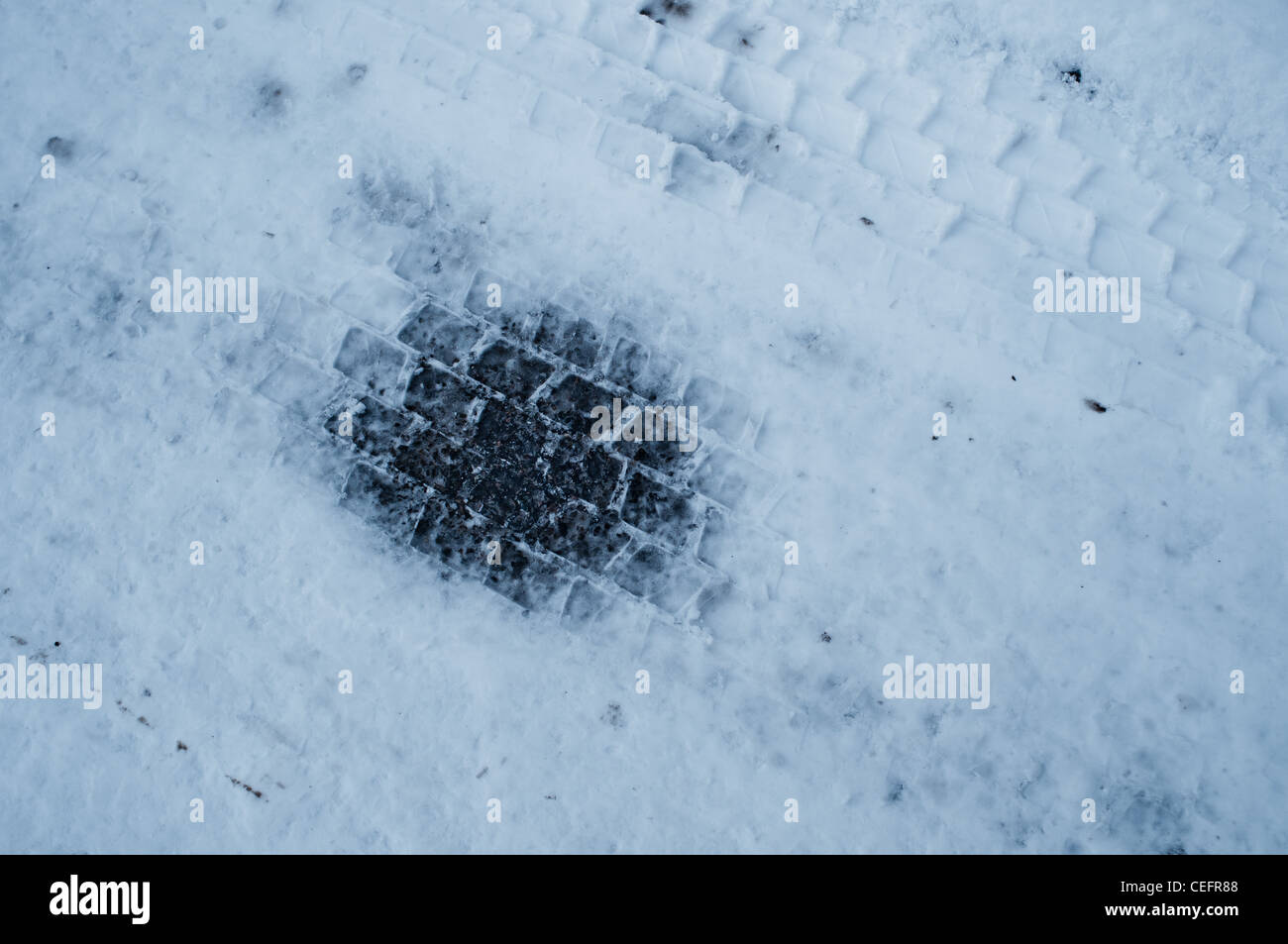 Sicher sein, beim Fahren auf vereisten Straßen unter winterlichen Bedingungen Stockfoto
