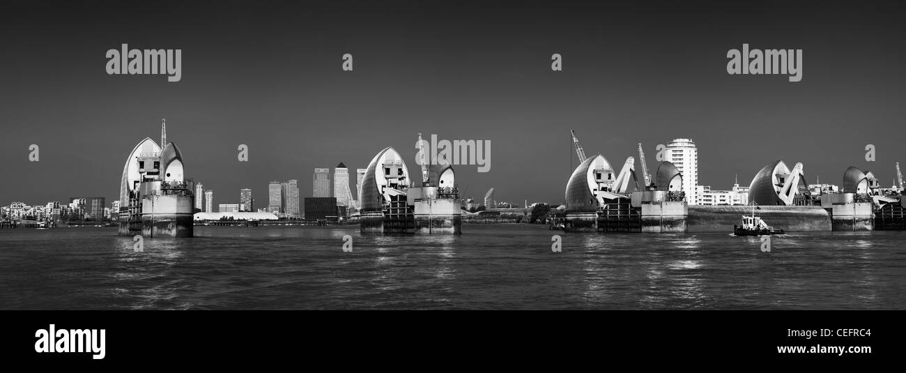 Thames Barrier schwarz-weiß Panorama eines der Tore mit Canary Wharf in den Hintergrund Ctigroup & Hsbc Stockfoto