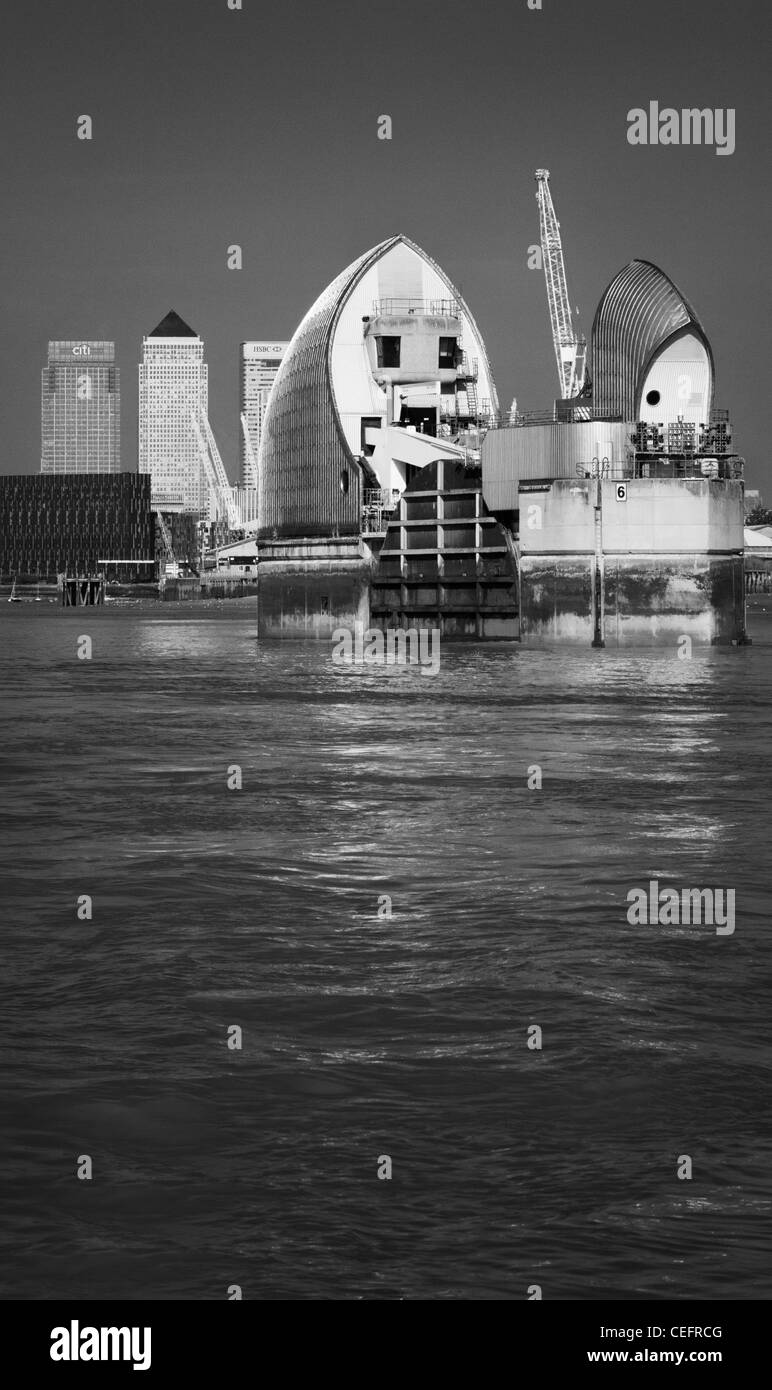 Thames Barrier schwarz / weiß Porträt eines der Tore mit Canary Wharf im Hintergrund (Ctigroup & Hsbc) Stockfoto