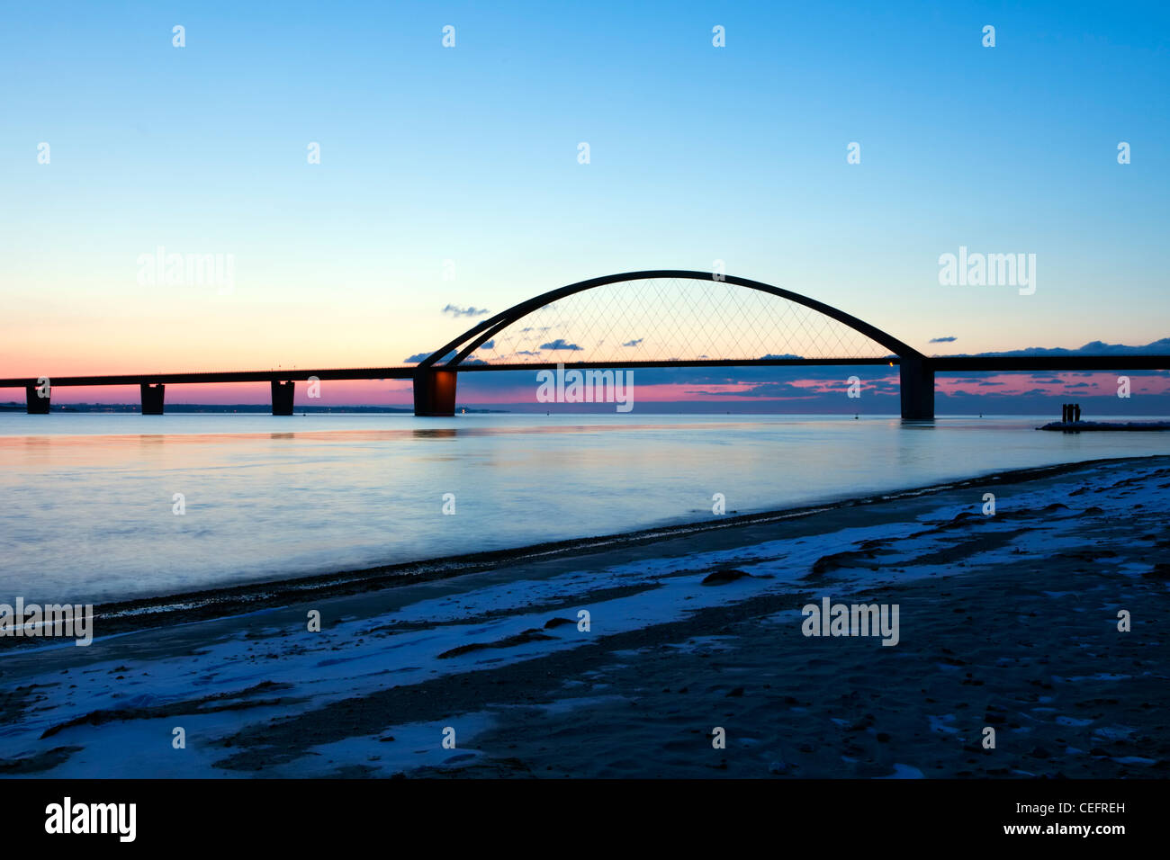 Fehmarn Sound Bridge am Winterabend Stockfoto