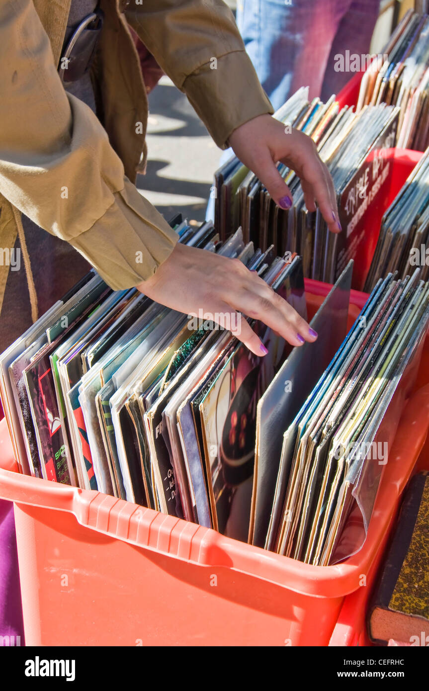 Hände einer Frau Blick auf alte Vinyl-Schallplatten in einem Flohmarkt - Montmartre (Paris) Stockfoto