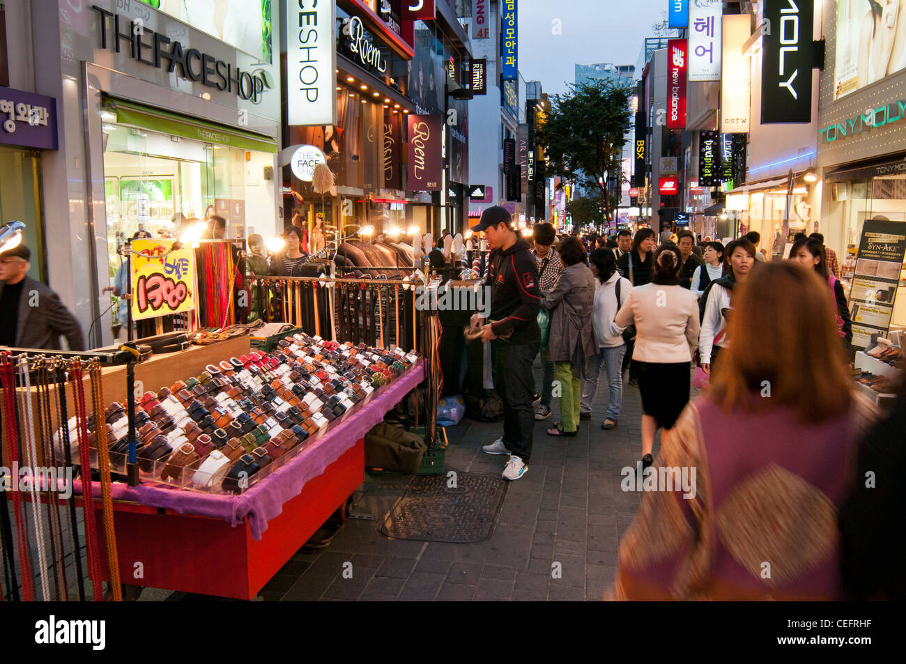 Straßen Stände mit verschiedenen Modeartikeln am Abend in die beliebte shopping Stadtteil Myeongdong in Seoul, Korea Stockfoto