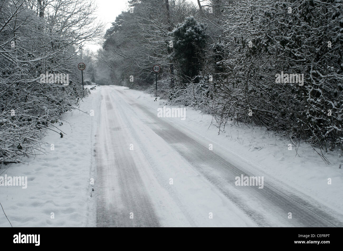 Sicher sein, beim Fahren auf vereisten Straßen unter winterlichen Bedingungen Stockfoto