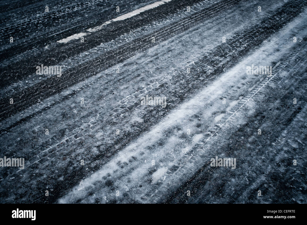 Sicher sein, beim Fahren auf vereisten Straßen unter winterlichen Bedingungen Stockfoto