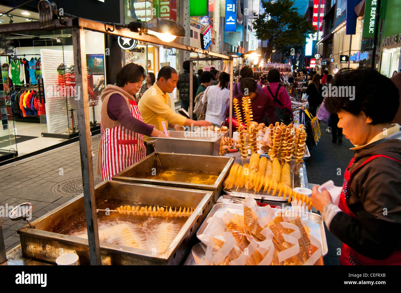 Straßen-Garküchen verkaufen verschiedene Lebensmittel und Snacks am Abend in die beliebte shopping Stadtteil Myeongdong in Seoul Stockfoto