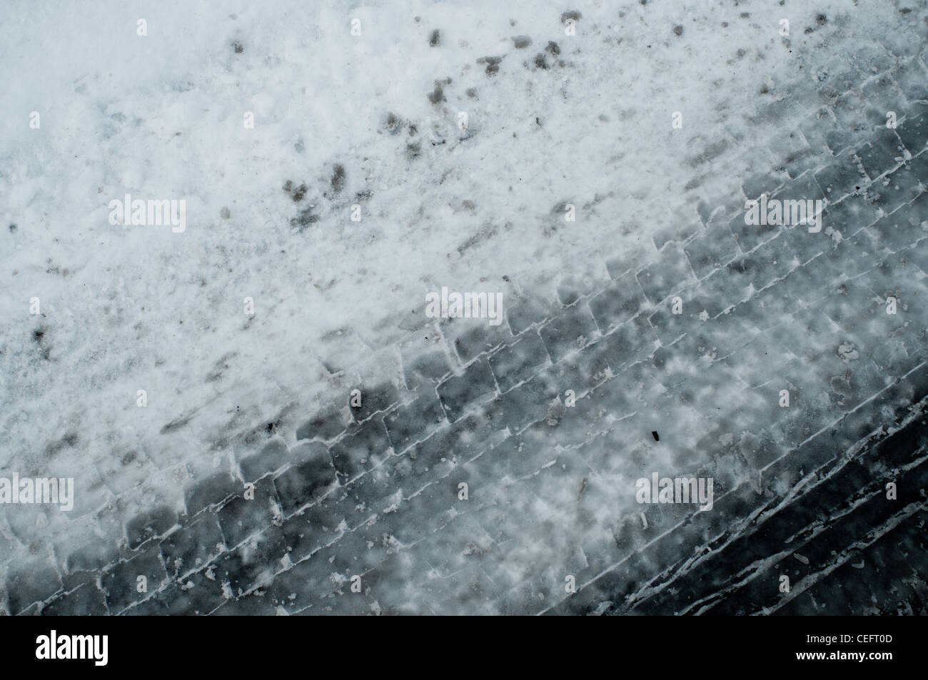 Sicher sein, beim Fahren auf vereisten Straßen unter winterlichen Bedingungen Stockfoto