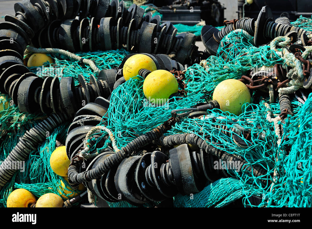 Fischernetze auf dem Kai am Hafen von Guilvinec, Finistère, Bretagne, Frankreich Stockfoto