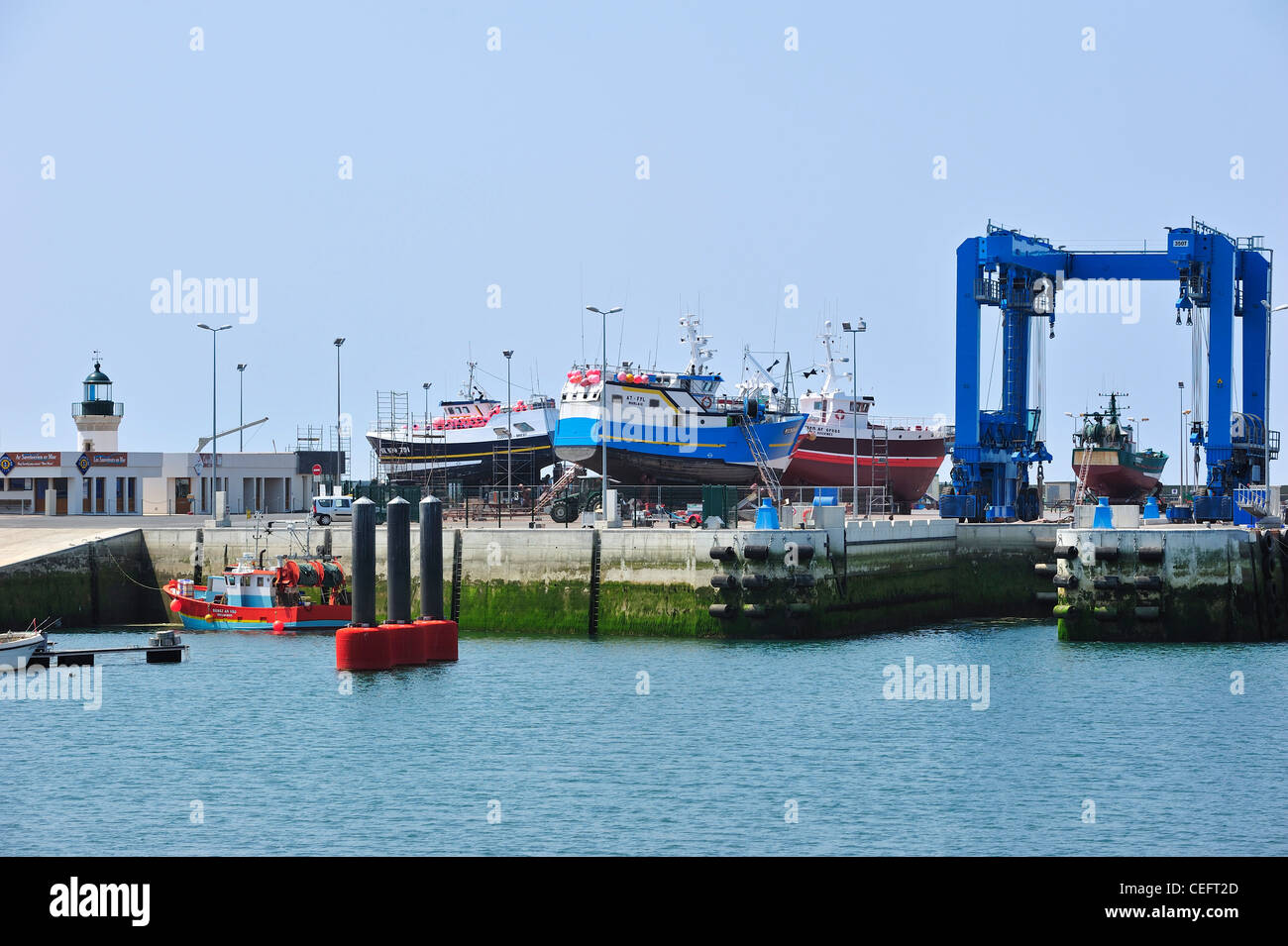 Trawler Fischerboote am Schiffbau Hof für Wartung funktioniert im Hafen von Guilvinec, Bretagne, Frankreich Stockfoto