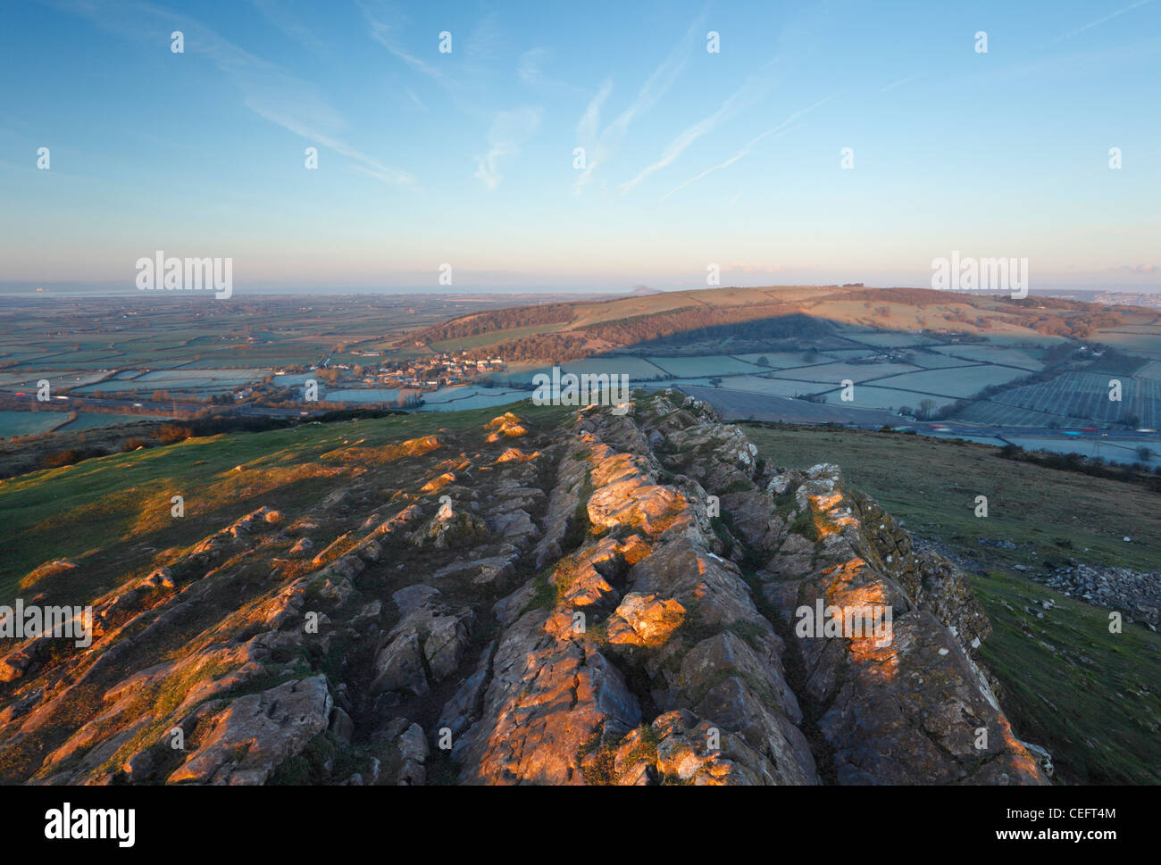 Blick vom Gipfel des Crook in Richtung Bleadon Hill, Brean unten und den Bristolkanal. Somerset. England. VEREINIGTES KÖNIGREICH. Stockfoto