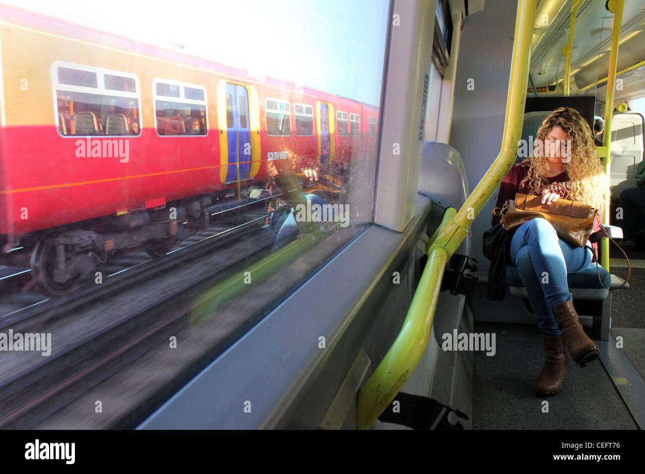 Junge Frau in einem Zug, London Stockfoto