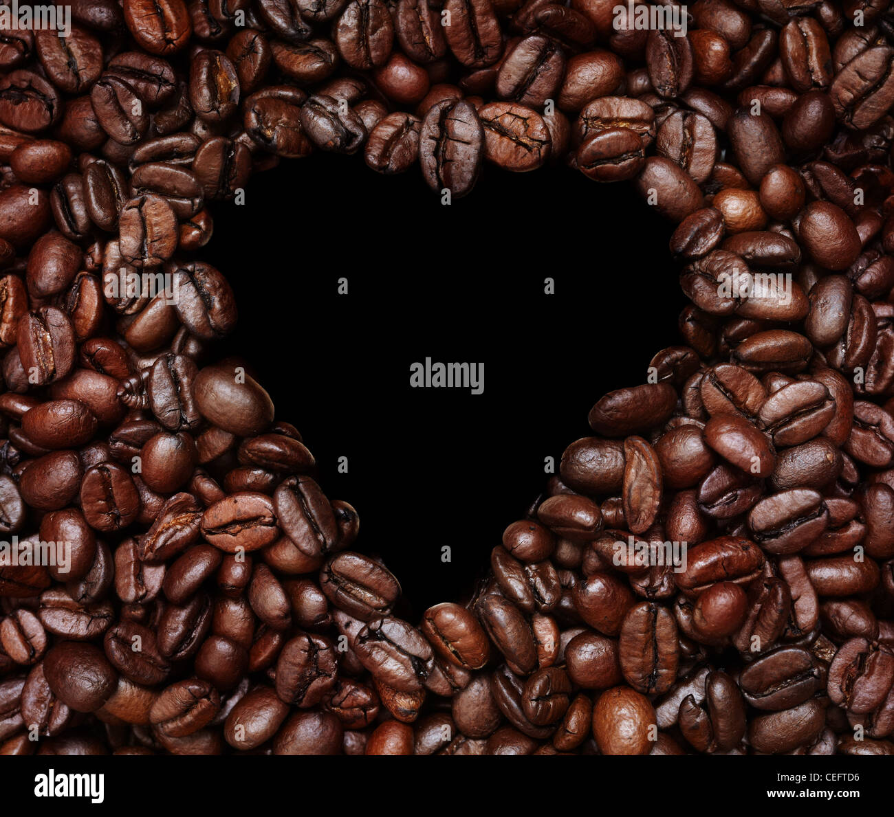 Kaffee Herz auf dem schwarzen Hintergrund Stockfoto