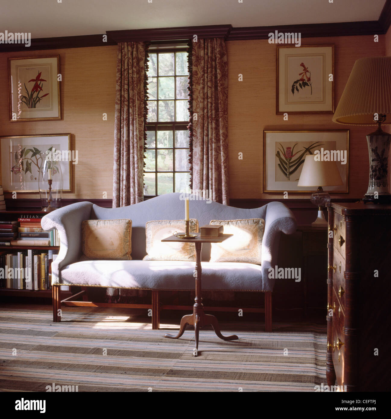 Kleine antike Stativ Tisch vor Creme französisches antikes Sofa im Land  Wohnzimmer mit Rasen-Tuch Tapete Stockfotografie - Alamy