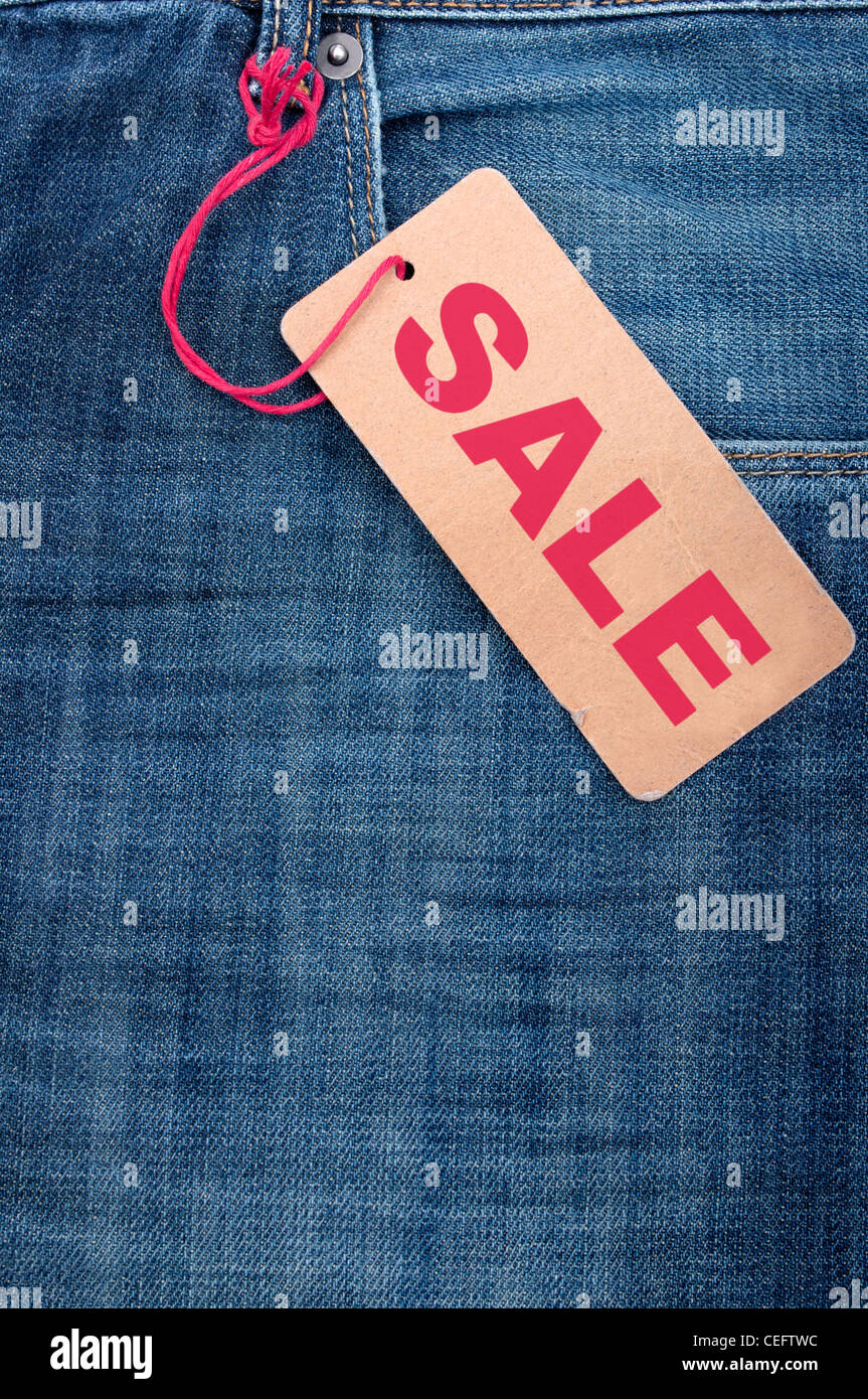 Nahaufnahme der Blue Jeans mit braunen Verkauf Tag Stockfoto