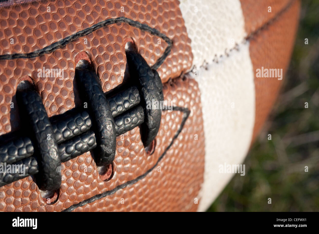 Eine Makro Nahaufnahme Foto der Schnürsenkel ein American Football, manchmal genannt ein "Schweinsleder" Stockfoto