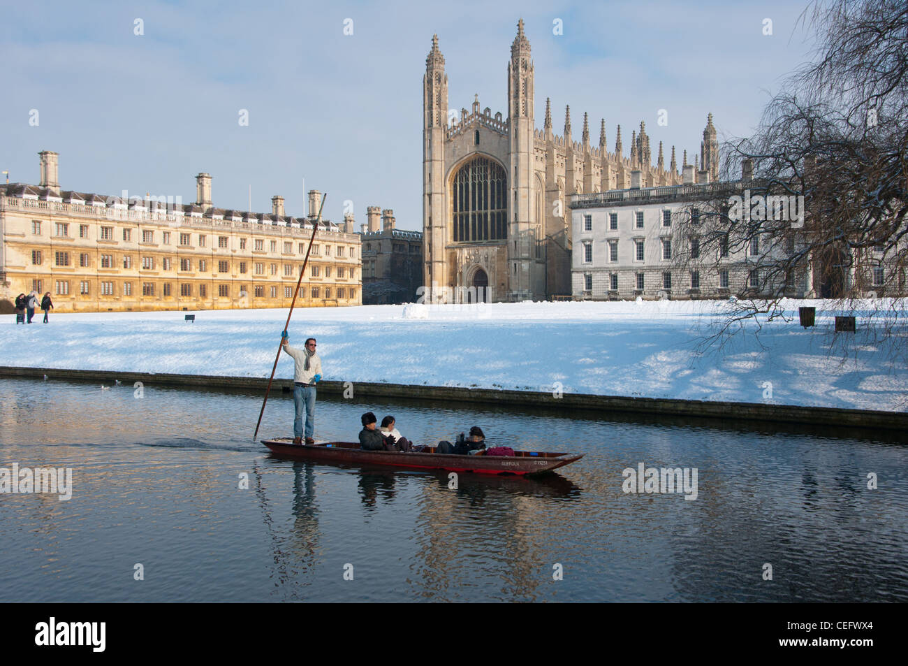 Stochern am Ufer des Flusses Cam im Winter Schnee mit Kings College Chapel nach hinten. Cambridge, England. Stockfoto