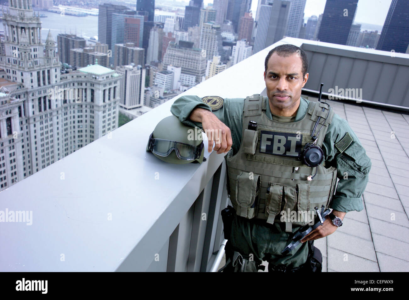 Das FBI SWAT-Team (Special Weapons and Tactics) ist eine Spezialeinheit für Strafverfolgungsbehörden, die in Situationen mit hohem Risiko ausgebildet ist, einschließlich Geiselrettungen, bewaffnete Entlassungen und Anti-Terror-Operationen. Das Team ist mit fortschrittlichen Waffen und taktischer Ausrüstung für verschiedene kritische Missionen ausgestattet. Stockfoto