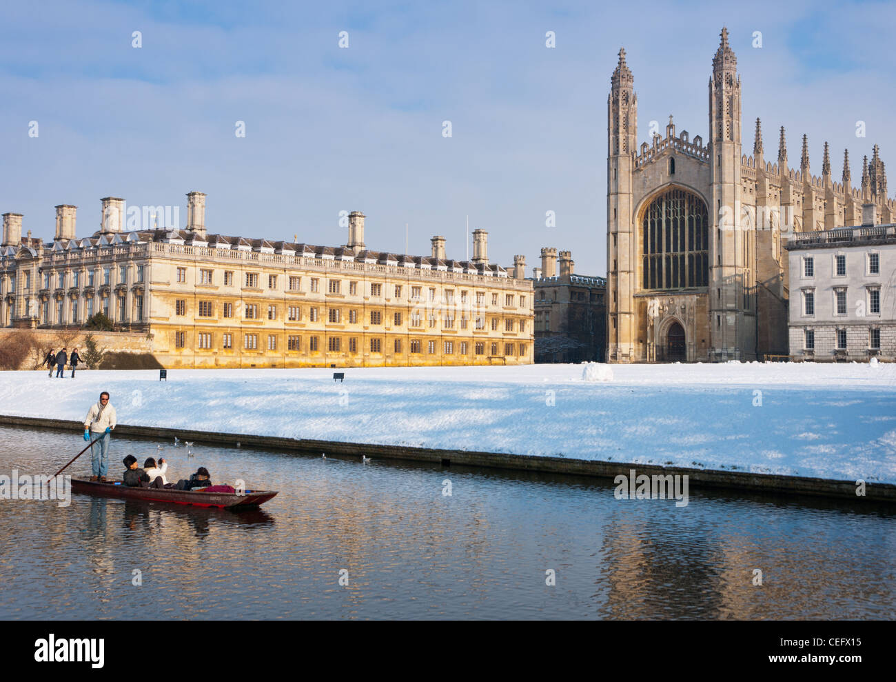Stochern am Ufer des Flusses Cam im Winter Schnee mit Kings College Chapel nach hinten. Cambridge, England. Stockfoto