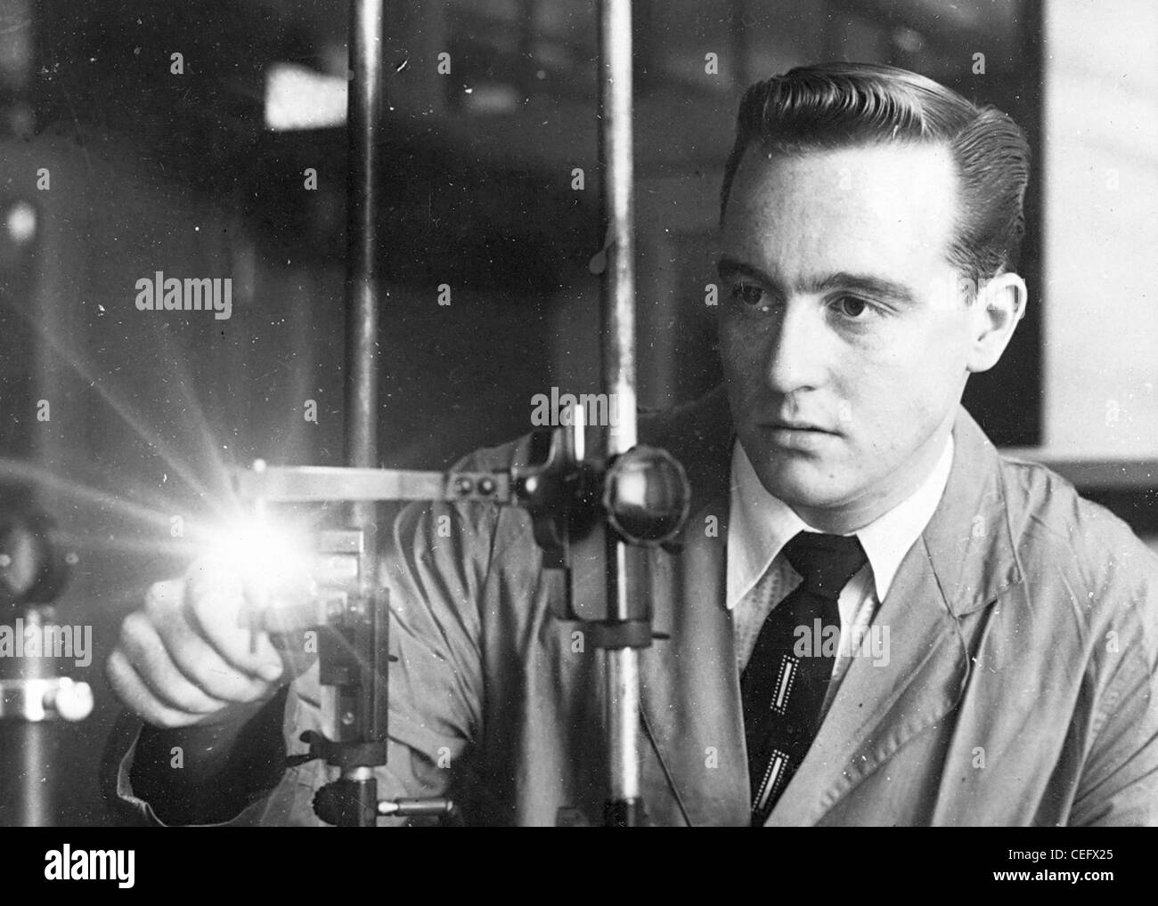 Ein FBI-Laborwissenschaftler arbeitet im forensischen Wissenschaftslabor und führt kritische Analysen durch, um strafrechtliche Ermittlungen zu unterstützen. Das Labor ist mit fortschrittlichen Werkzeugen für forensische Analysen und Beweisverarbeitung ausgestattet. Stockfoto