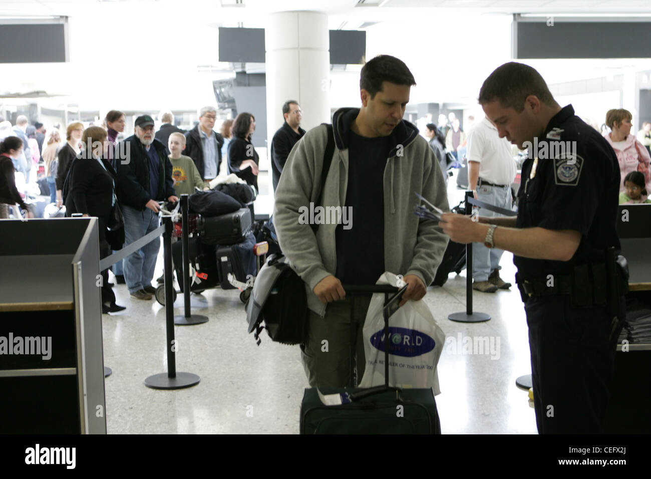 Ein CBP-Officer überprüft ein Passagier Dokument nach der Ankunft am Flughafen Dulles außerhalb von Washington D.C. Stockfoto