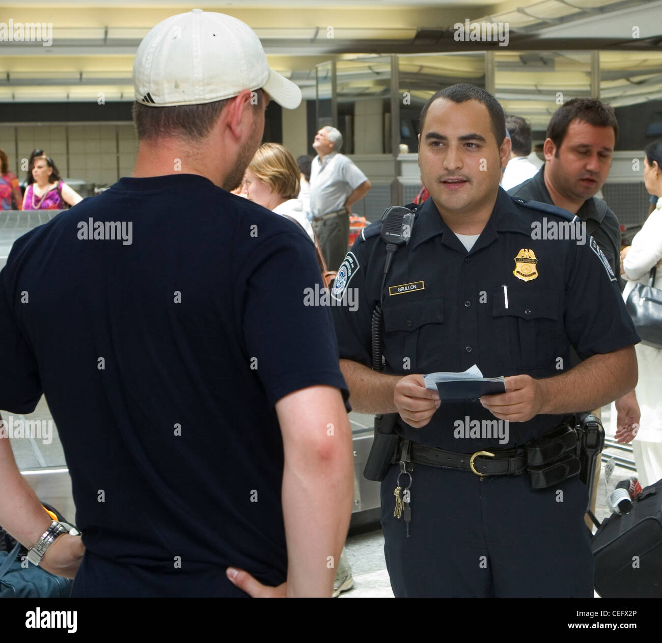 Ein CBP-Officer überprüft ein Passagier Dokument nach der Ankunft am Flughafen Dulles außerhalb von Washington D.C. Stockfoto