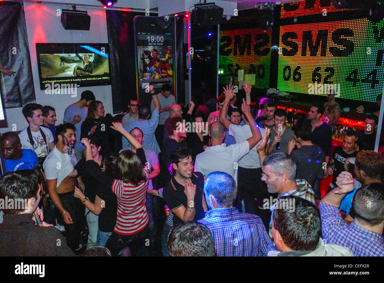 Paris, Frankreich, High Angle, große Menge junger Leute tanzen in der Gay Bar, mit überfüllter Tanzfläche, 'SMS Night » le marais Gay, Night Stockfoto